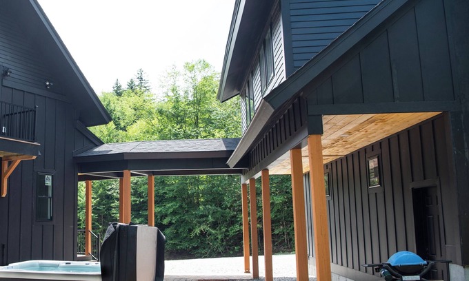 Central Vermont- Killington Cabin | New Skye Ridge lodge Carriage house w AC and hot tub in charming Killington VT