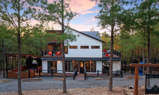 Pickens Cabin | *NEW* Slide N Seek Retreat! Putt-Putt! TreeHouse!