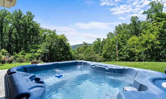 Newport Ski Chalet | NEW! Smoky Everest 4-Bedroom Chalet