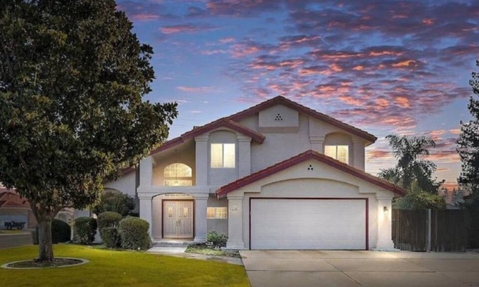 Greenacres House | New! Spacious 3K sq ft 4BD/3Bath + Pool