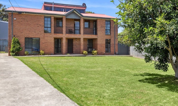 Torquay House | New Street Beach House