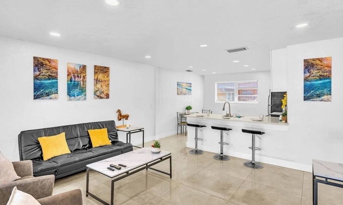 Hallandale Beach House | NEW Stylish 2 Bdrm Mins to Beach & Aventura Mall