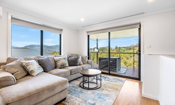 Austins Ferry Apartment | New Stylish Family Escape with Deck - 7 mins to MONA