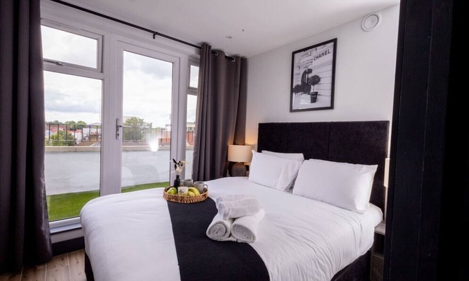 Borehamwood Apartment | New Stylish Top-Floor Flat with Private Balcony and Parking - 20 Min Link to Kings Cross