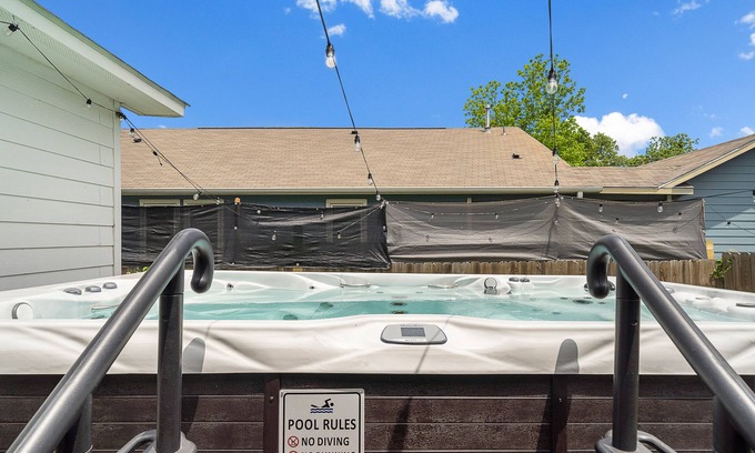 Northside House | New ★ Swim Spa ★ Covered Patio w/BBQ ★ Foosball