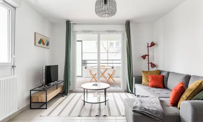 Fontaine-Bayonne-Cartoucherie Apartment | NEW! The 18: Secure & quiet 2-bed apt, terrace, parking, city center, near river