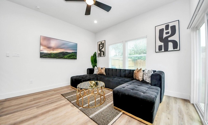 Astrodome House | NEW! The Brandõn: ★ Sleeps 8 ★ Garage ★ Near Medical Center & NRG