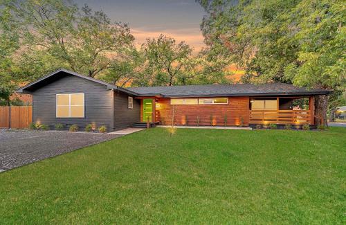 East Riverside House | New-The Mod Poppy Large home 10 minutes from it all