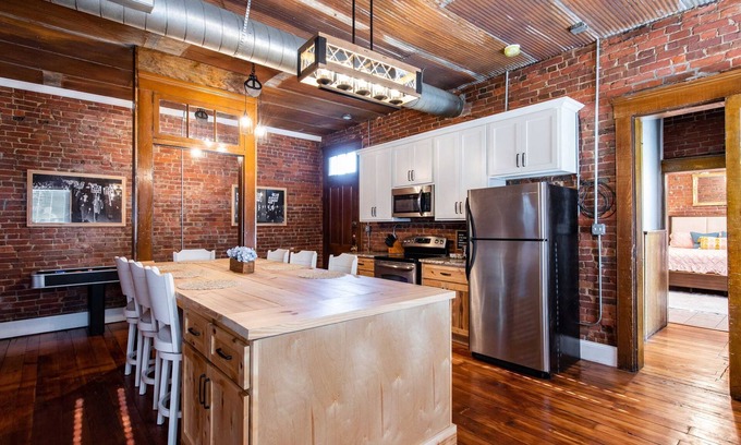 Shelby Park House | New! The Old Timer - 5BR/4.5BA - Hot Tub! Historic!