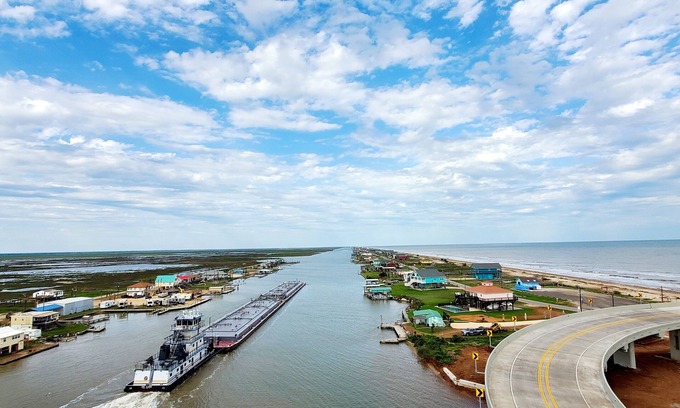 Cedar Lane House | NEW to VRBO! Minutes to the beach! Family-sized Home w/creek views & fishing!