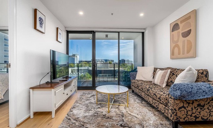 City East Apartment | New to VRBO: North-Facing APT 3 min to Canberra Times Fountain
