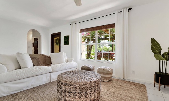 Tropic Palms House | New Waterfront Beachy Bungalow