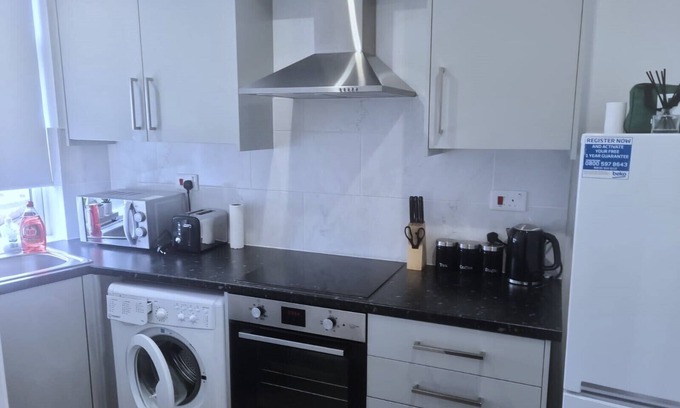 Waddon Apartment | New x2 bedroom apartment * free parking & Wi-Fi*