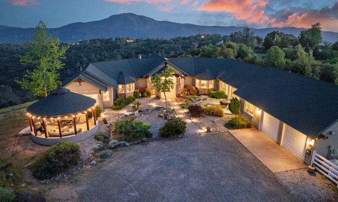 Oakhurst House | New! Yosemite Cloudline Ridge with HUGE views/spa/game room/more!
