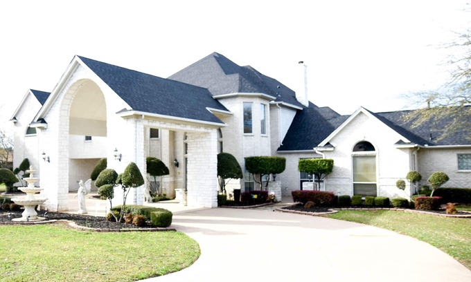 DeSoto House | NEWHOUSE MANSION DALLAS TOP 10 Vacation Rental n POOL and SPAn3 Acres Of Land