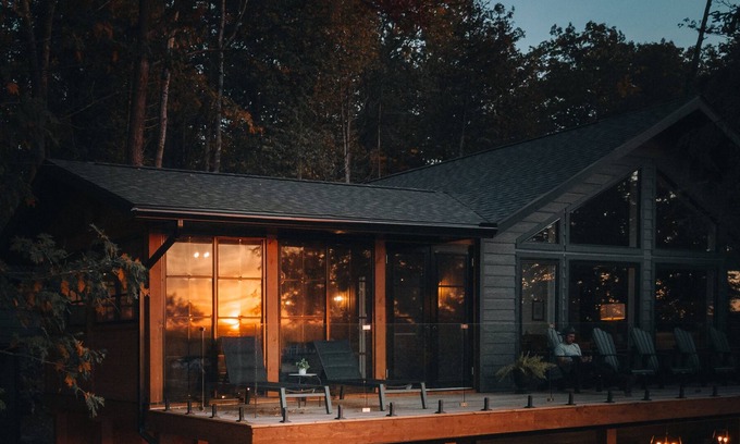 Minden Hills Cottage | NEWLY BUILT boutique cottage 4 Seasons w/hot tub & sauna