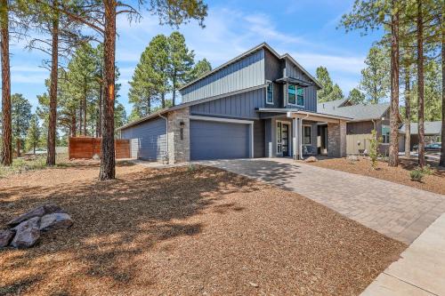 Flagstaff House | Newly Built Exquisite Luxury Home Perfect Location Central AC Fire-Pit and so much more