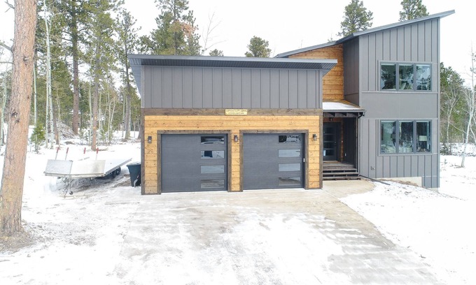 Deadwood Cabin | Newly Built Modern Cabin w/7 Person Hot tub, Games, TVs & Clubhouse w/Pool