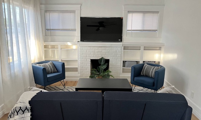 National City House | NEWLY Furnished Craftsman home-Pet-friendly, close to Base, Freeway, & Downtown.