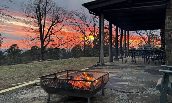 Clarksville House | Newly Listed Iron Mountain View Getaway