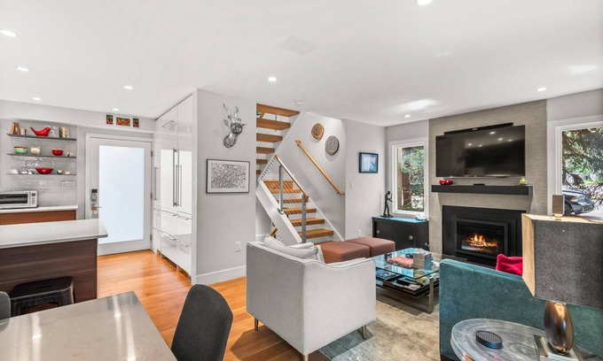 West End Condo | Newly Listing! Aspen Townhome On Shuttle. Multi-Level W/Gas FP, WD. Easy Access To Mtn, Town, Trails