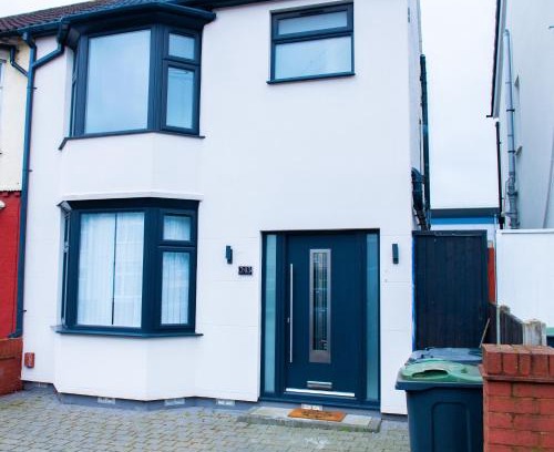 Luton Apartment | Newly Refurbished - Affordable Four Bedroom Semi-Detached House Near Luton Airport and Luton Hospital