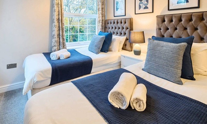 Rushmoor District Apartment | Newly Refurbished Spacious 2BR Apartment, 6 Adults