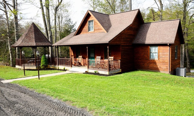 Mount Nebo House | Newly Remodeled, Close to the lake, hot tub, and game room