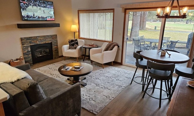 Overlook Park Condo | Newly Remodeled Condo on Golf Course, A/C, Pet Friendly, SHARC passes, Bikes.