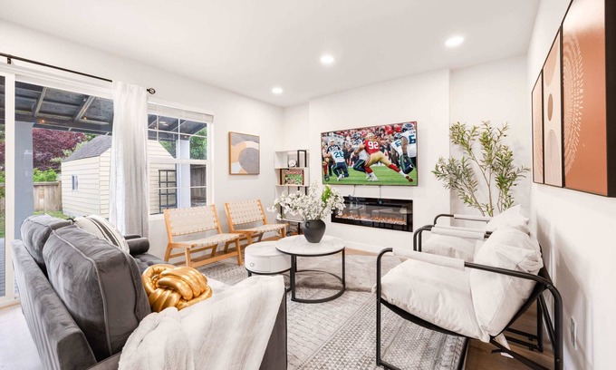 Renton House | Newly Remodeled Hilltop 4B 2.5B Retreat with Gym