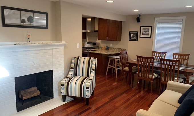 Taylor Run House | Newly Remodeled! Near Old Town - 2 metros - Solar Home away from home 1600sq