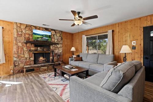 Strawberry House | Newly Remodeled Pet Friendly Strawberry Cabin