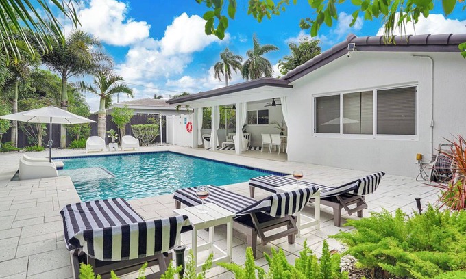 North Andrews Gardens House | Newly remodeled Beach Area Villa Cabana with heated pool