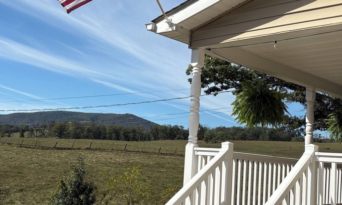 Augusta Other | Newly Renovated 1890’s Cozy Farmhouse with all the Modern Comforts