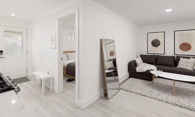 Burnaby House | Newly Renovated and Tastefully Furnished 1 BD- 1bath Suite