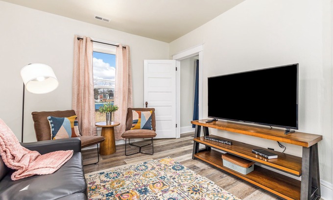 Dubuque Apartment | Newly-Renovated Apt DQB Center