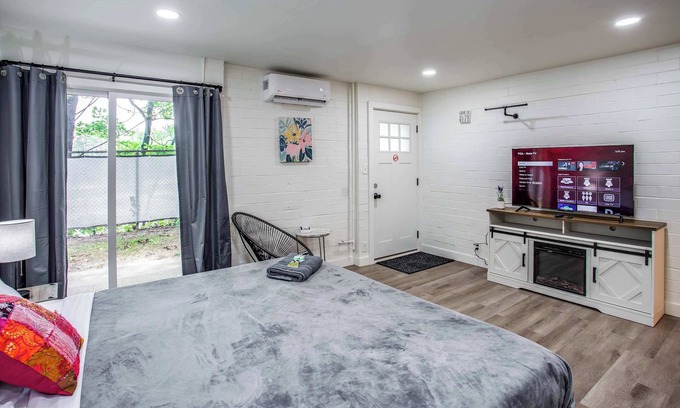 Rochester Apartment | Newly Renovated Bright Studio
