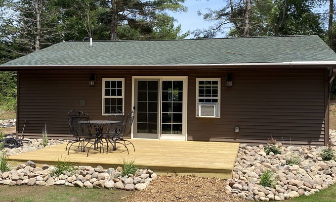 Tomahawk Cabin | Newly Renovated Cabin -dog friendly