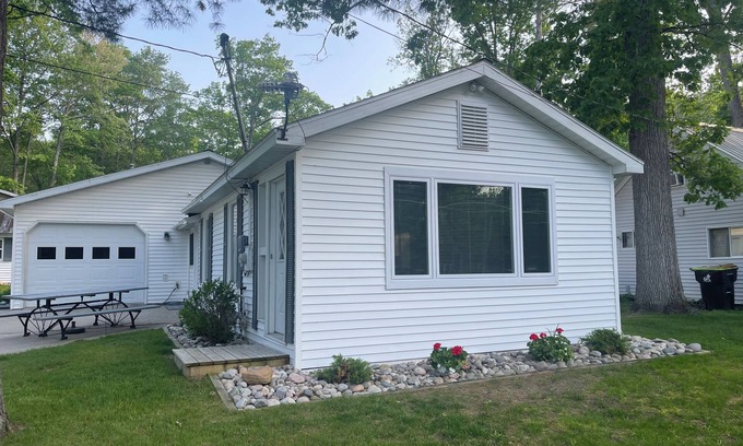 Higgins Lake Cabin | Newly renovated cozy cabin, walking distance to beach and park.