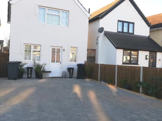 Runnymede Apartment | Newly Renovated Detached House Weybridge Garden Free Parking WiFi Netflix Train Station London Amenities Nature Work Contractors Family Holiday