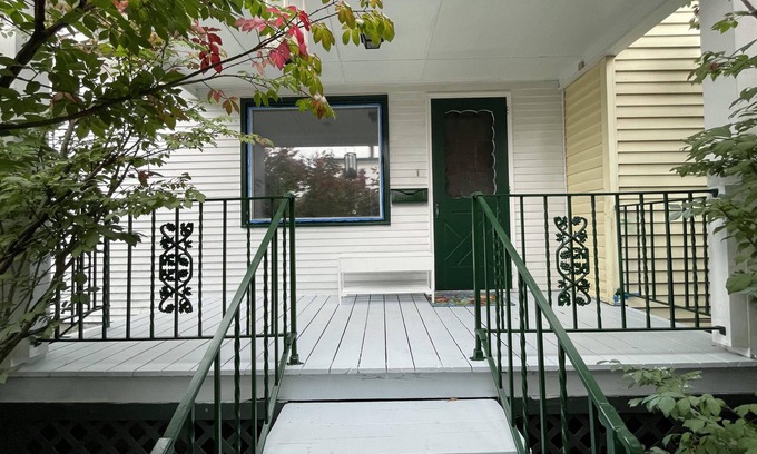 Barre House | Newly renovated downstairs 3 bed apartment for working traveling professionals