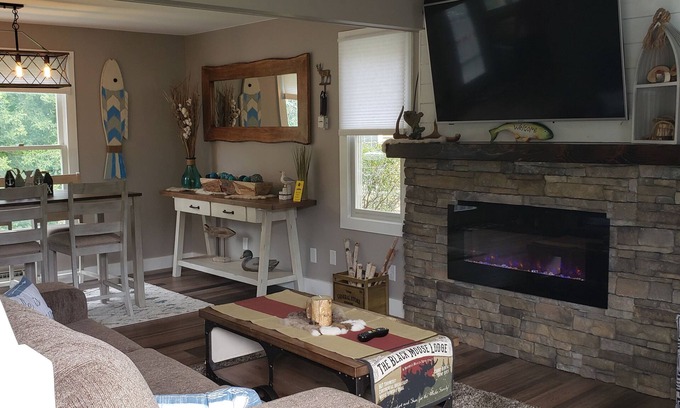 The Galena Territory House | Newly Renovated. Gorgeous Retreat w/seasonal waterfall view! Dogs under 25 LBS