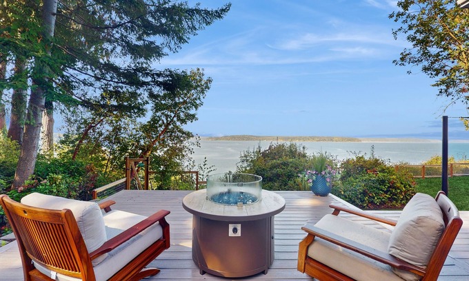 Kingston House | Newly renovated home with private hot tub and amazing sunset views, dog friendly