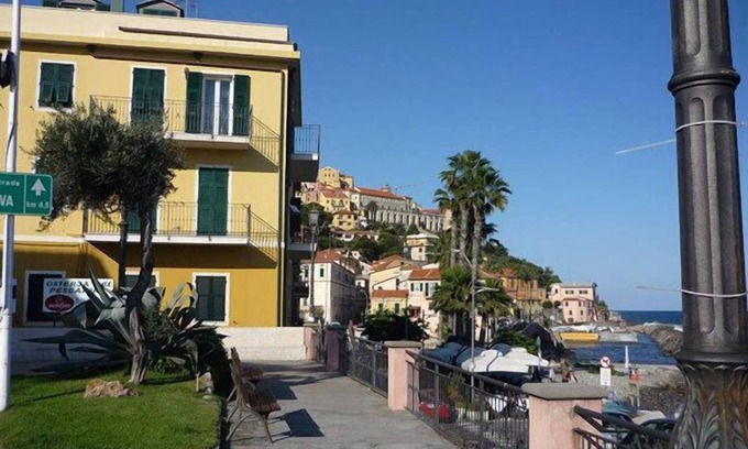 Imperia Apartment | Newly renovated old apartment with all comforts, directly by the sea