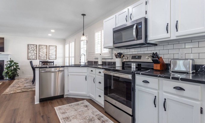 Cary House | Newly Renovated Modern Home centrally located in Cary, near RDU and PNC Arenan