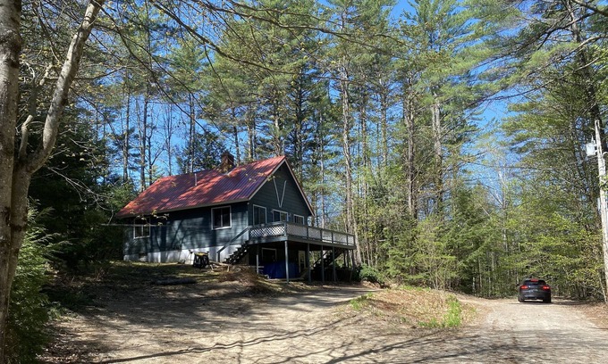 West Bridgton Ski Chalet | Newly Renovated Ski Chalet on Pleasant Mtn w/ Private Association Beach!