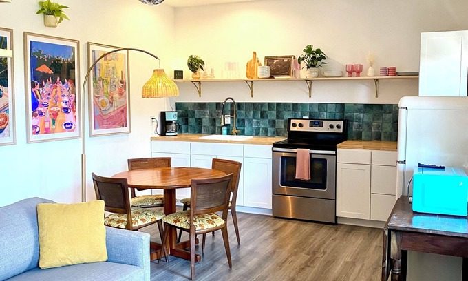 Charlottesville House | Newly Renovated Downtown Bungalow! Walk to bodos, Dairy Market, Marie Bette!