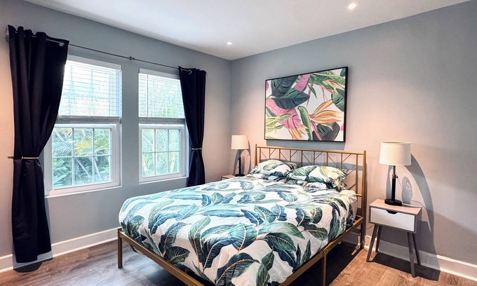 Southside House | Newly Renovated: 1 BDR 5 min to Palm Beach!