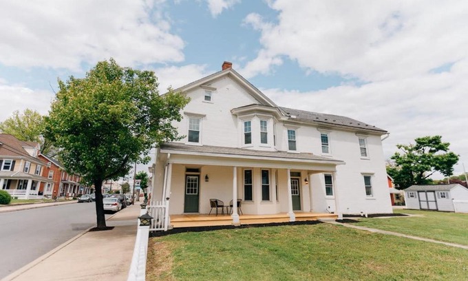 Mount Joy House | Newly Renovated Vintage Inspired Large 4 BR Home