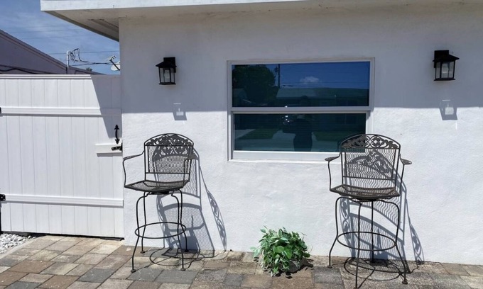 Westgate Apartment | Next to Airport & Downtown